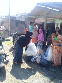 BANK SAMPAH RT 029 PUTAT WETAN KUMPULKAN SAMPAH PERDANA